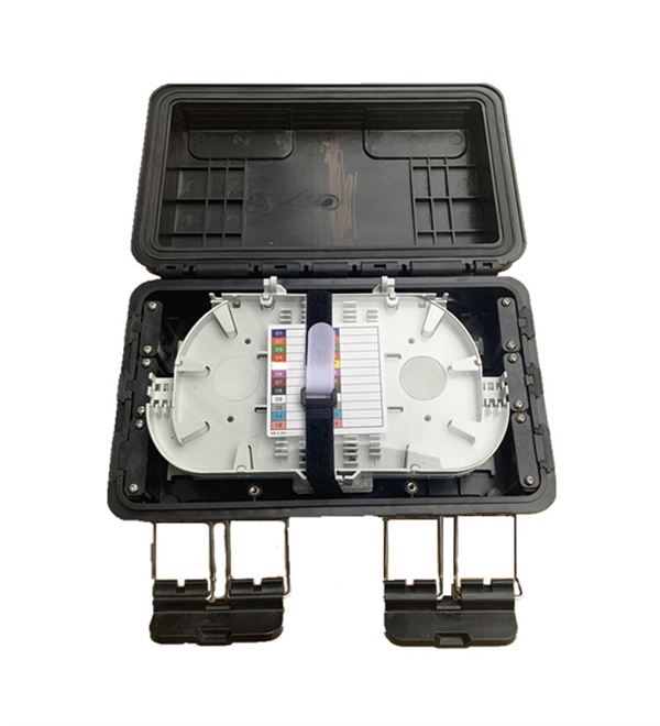 Connection between cable trays and cover plates