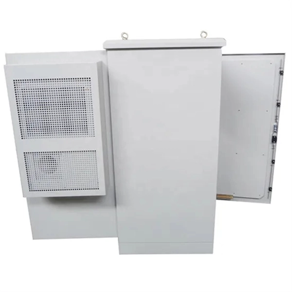 Small busbar on top of the power distribution room panel